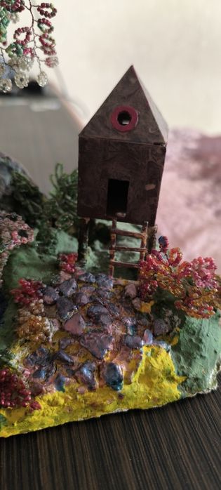 Статуэтка из глины и бисера за шоколадку