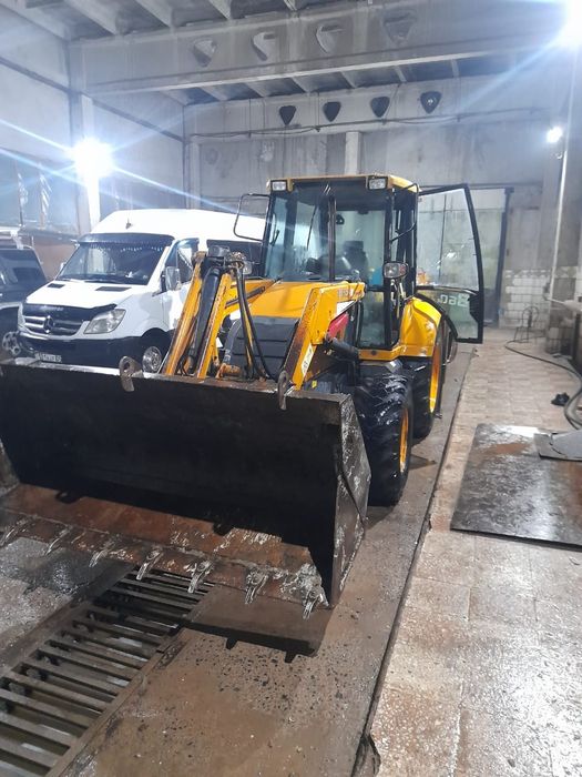 Услуга экскаватора погрузчика челюсть работает..