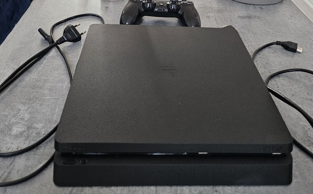 Ps4 slim в перфектно състояние