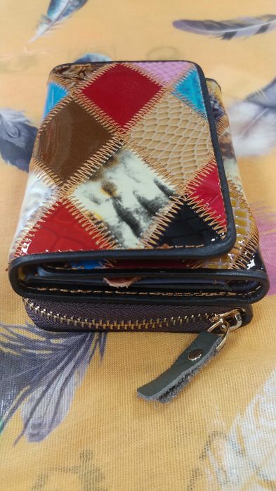 Дамски портмонета от естествена кожа-лачен-с лакирани фигурки.