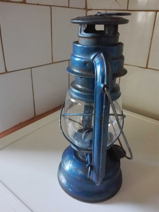 Фотоапарат AGFA , италиянски ролери и ветроупорен фенер.