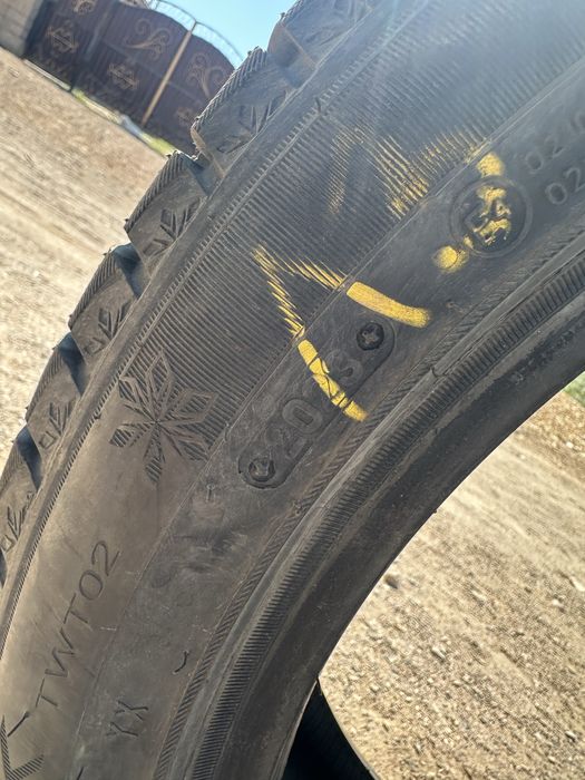 Продам 235/45/18 зимни Triangle