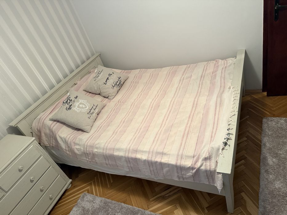 Спалня от естествено дърво с матрак и нощно шкафче