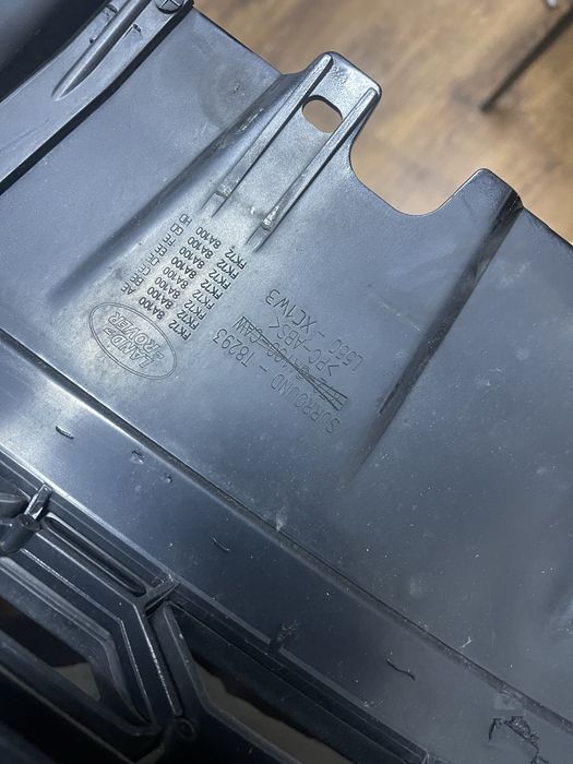 Grilă centrală Range Discovery Sport L550 2013-2020 cod FK728A100AE