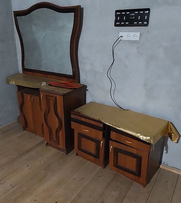 Трюмо и две тумбы