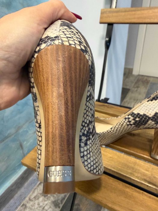 Дамски обувки на висок ток Guess (змийски принт)