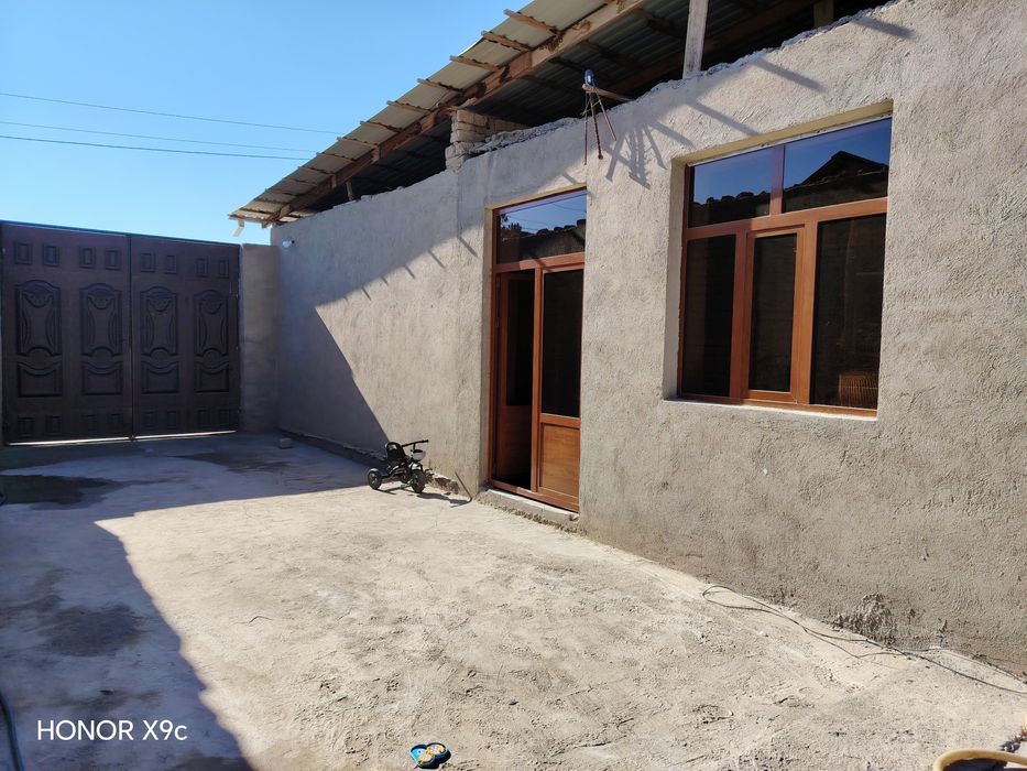 Qurilishi tugallanmagan lekin barcha sharoitlari ichida bo'lgan hovli.