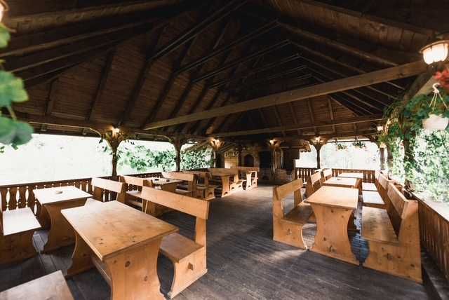 Afacere la cheie - Pensiune turistica 4 margarete 12 camere, Maramureș