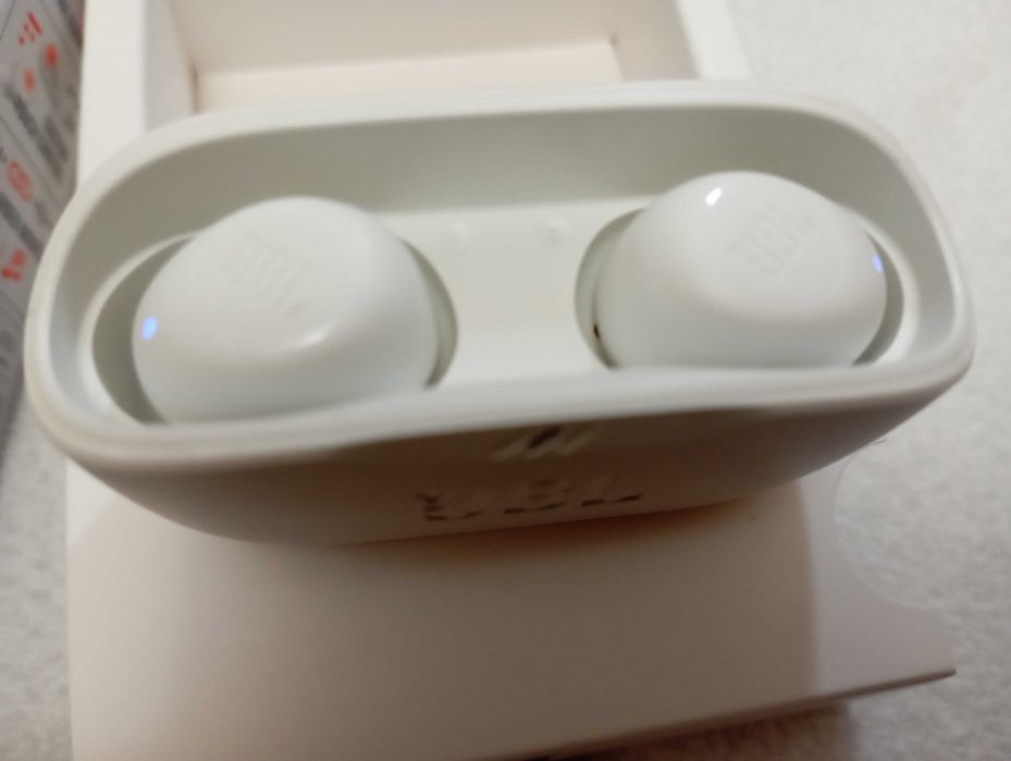 Casti wireless JBL Wave Buds pentru divertismentul de zi cu zi.