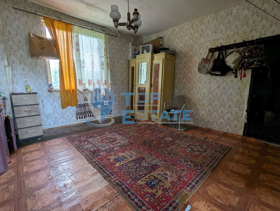 Къща с гараж в село Сенник