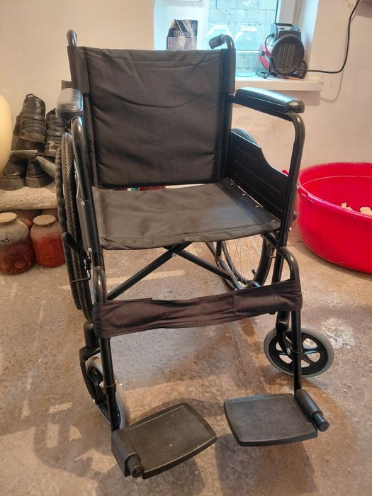 Почти новая инвалидная коляска