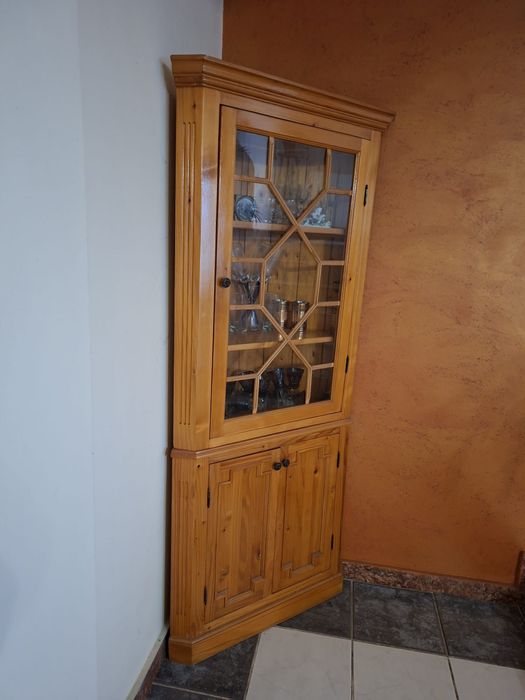 Vitrina din lemn masiv