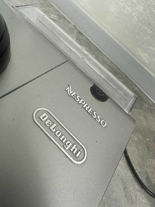 Капсулна кафемашина Nespresso Lattissima Plus Espresso Machine EN520S