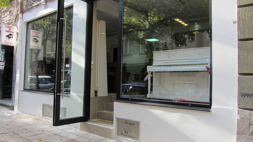 НОВ бял роял SAMICK продава магазин за пиана Мелодия