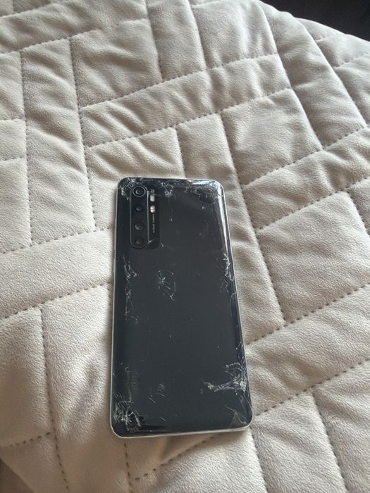 Планшет фирмы Apple и телефон Xiaomi