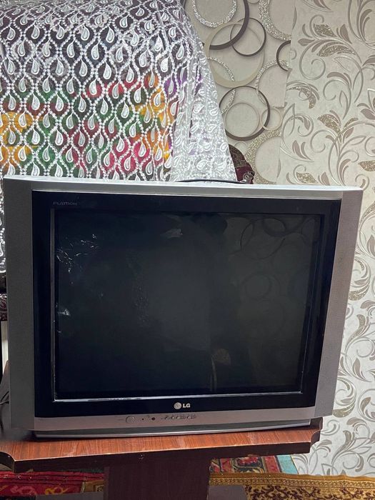 Televizor LG. Jaqsi jagdayda. Tiniq aniq korsetedi