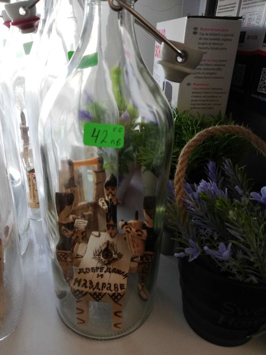 Шишета с дървени фигури