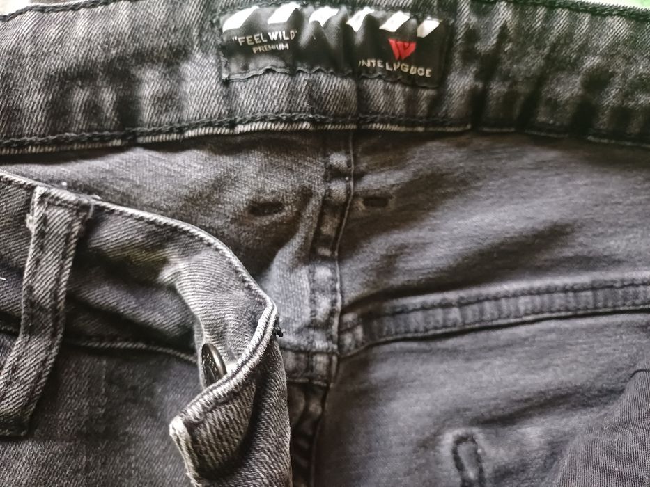 Дънки- мъжки "Intelligence" на Jack & Jones.