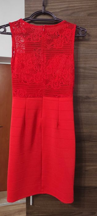 Червена официална рокля с дантела