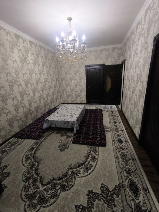 Сдаю  в Аренду квартиру  Чиланзар 19квартал 2комнат  2этаж Зеркалка