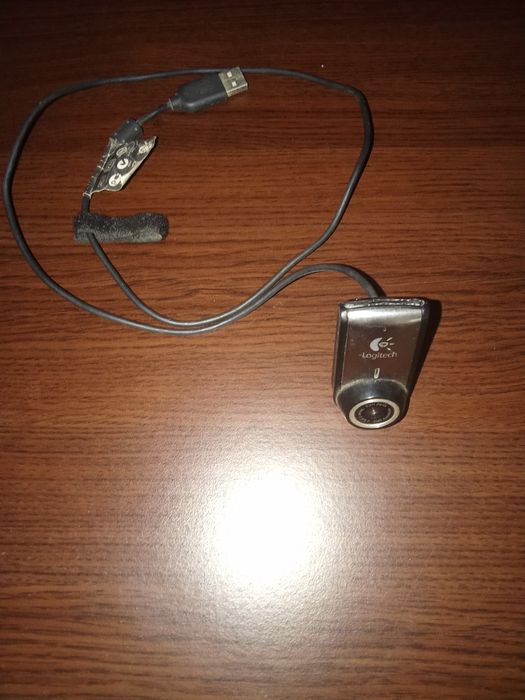 Monitor Philips cu cameră video Logitech