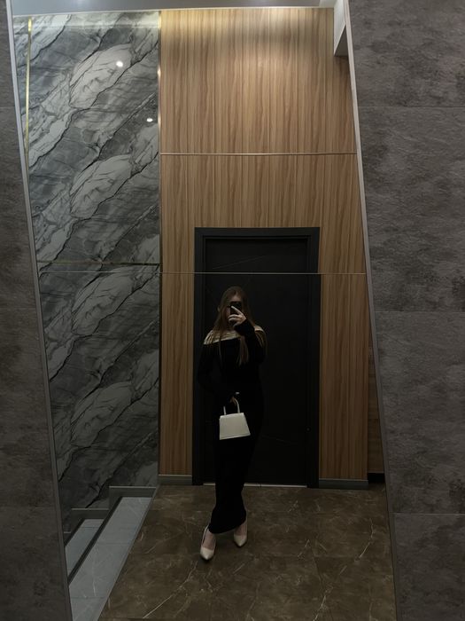 Чёрное платье с открытыми плечами