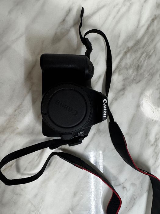 Canon EOS 250D + обектив 18–55mm – ЧИСТО НОВ