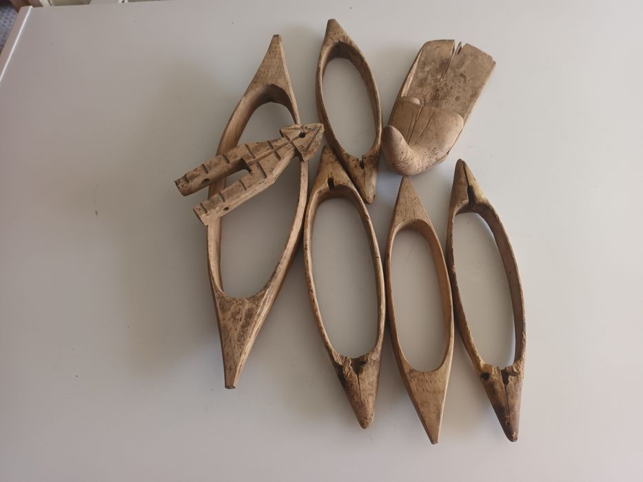 Стара скрина за зърно и совалки от тъкачен стан