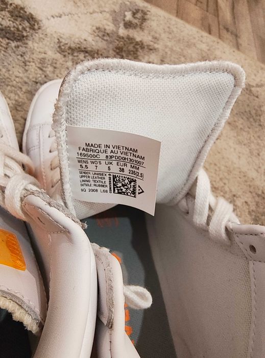 Дамски кецове Converse. В отлично състояние, обувани са веднъж!