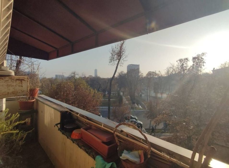 Срочно Продаётся Бобур 1/4/4 без ремонта без мебелья  локации топ !