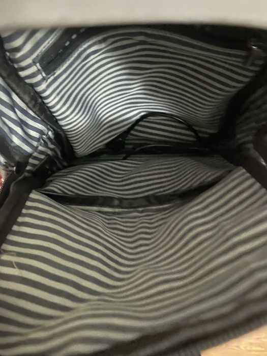 Серая сумка через плечо надежная