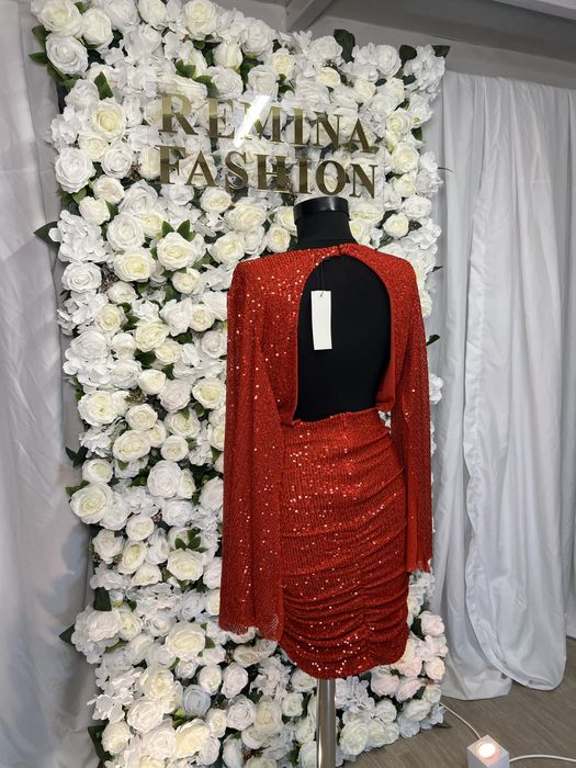 Червена рокля с пайети