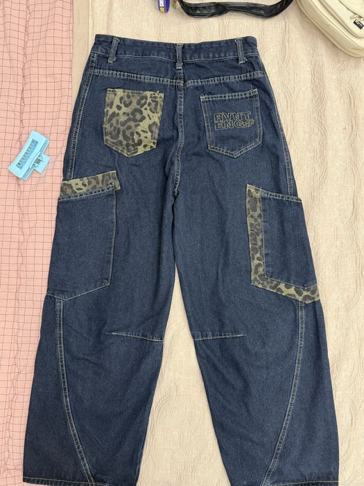 темно-синие джинсы