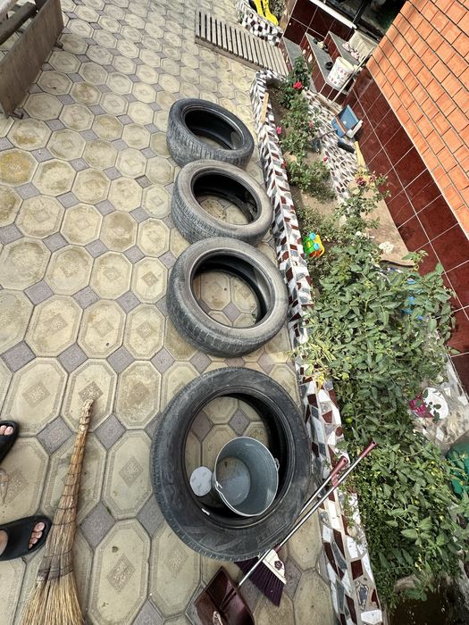Продам шины r20 .
