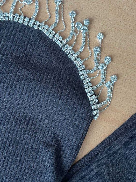 Дамски топ с пискюли и кристали с дълъг ръкав