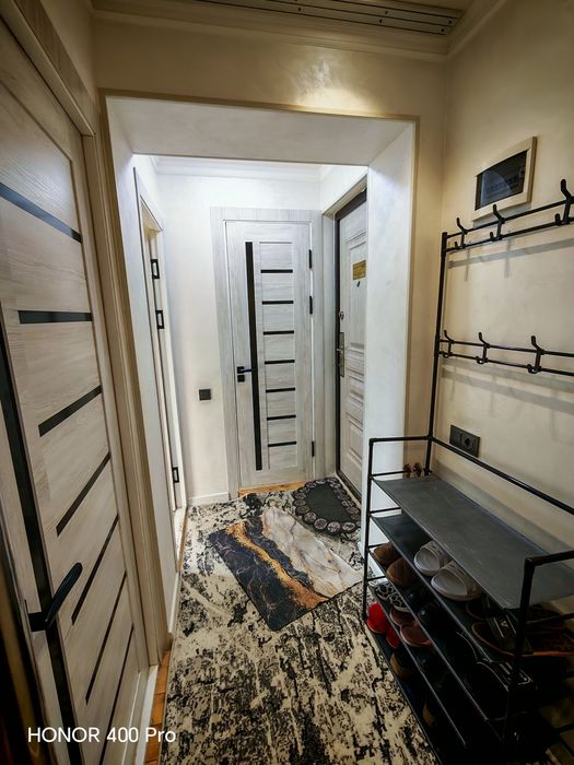 Dom sotiladi 1chi etajda  2xona yevro remont 39kv podvoli bilan