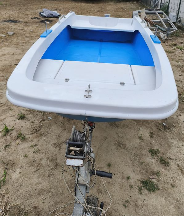 Barca din fibra  trimaran