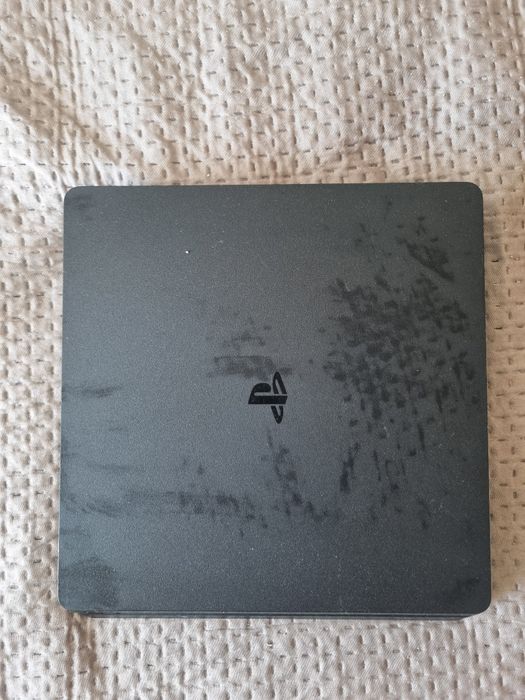 Vând PlayStation 4