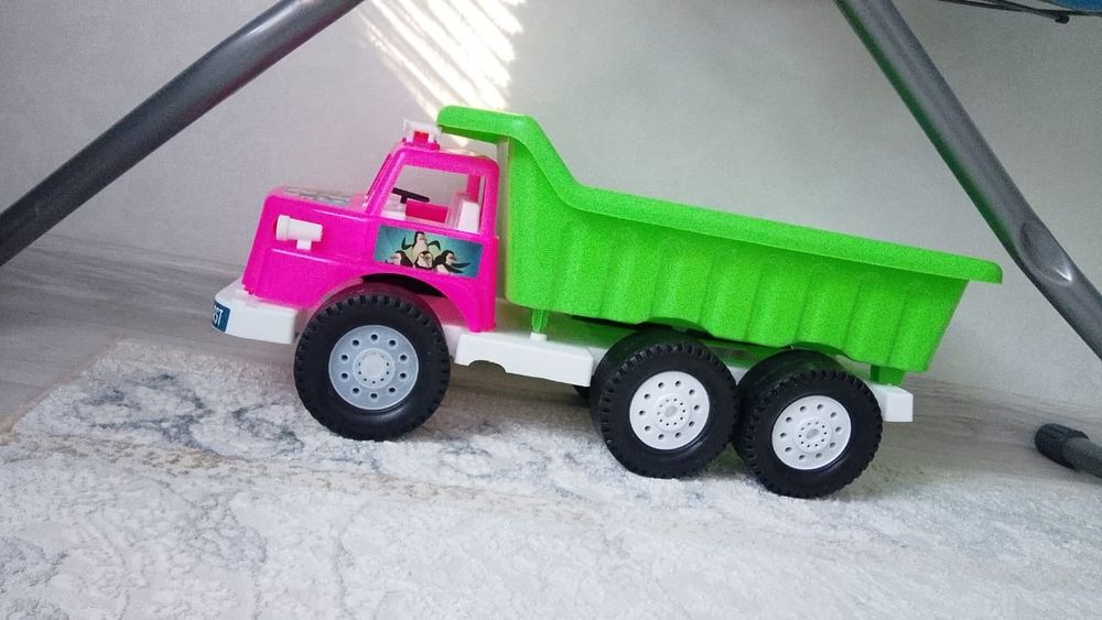 Продам игрушечную машинку
