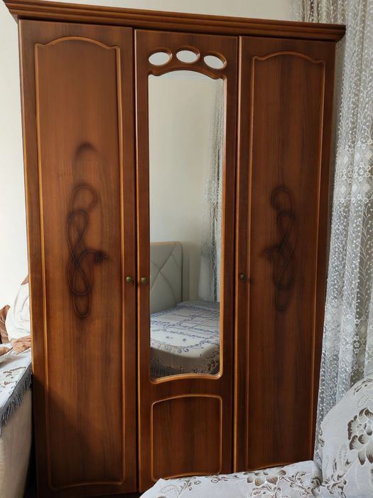 Шкаф с комодом продаю