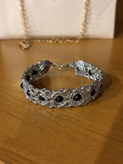 Brățară argintie împletită cu mărgele negre - Nouă, hand-made