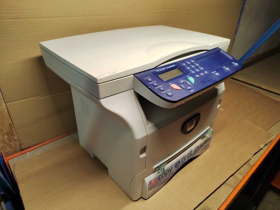 Продавам принтер Xerox с повреда и две пълни касети