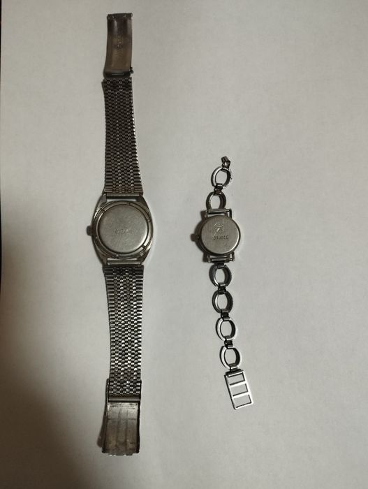 Antikvar soatlar sotiladi.