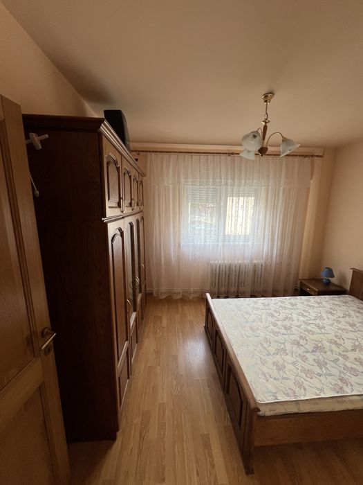 Apartament de 4 camere de închiriat- etaj intermediar