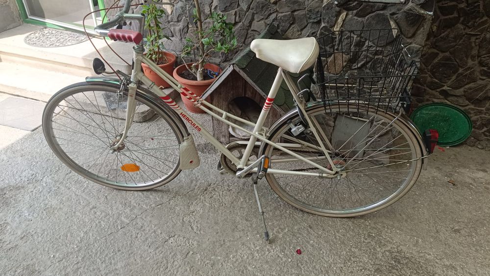Vand bicicleta de dama Hercules