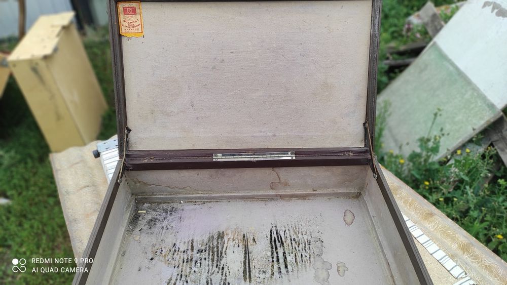 Два  чемодана и два кошелька.