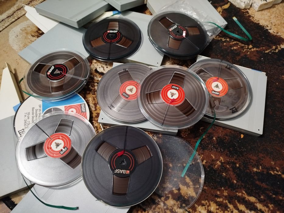 Lot  10 Benzi magnetofon Basf