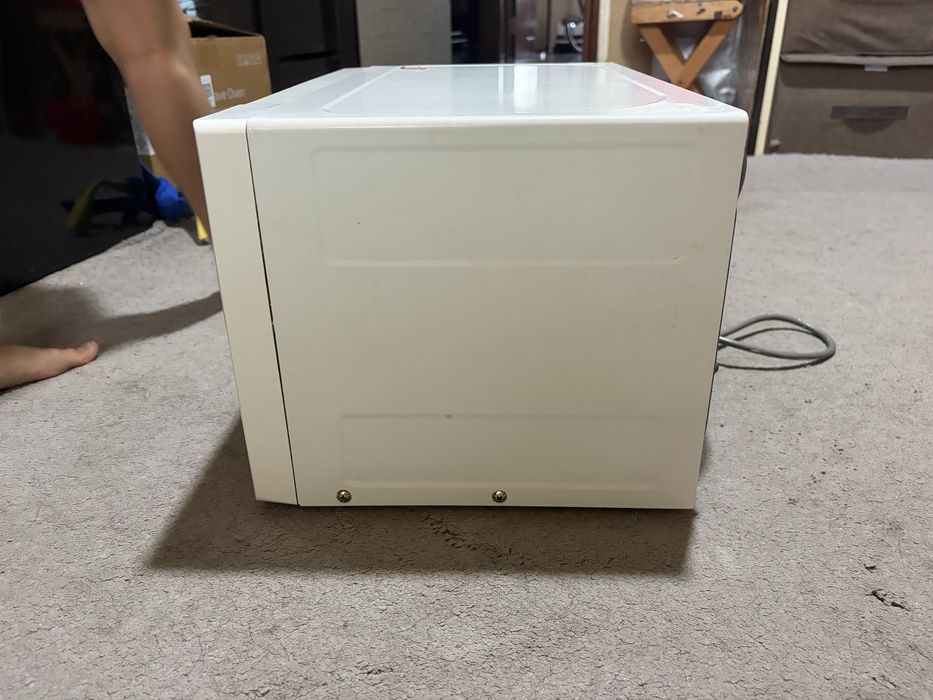Продаю микроволновку LG MS2042DY.Электрочайник в подарок.