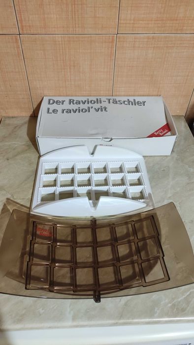 Уред за направа на 18 бр.равиоли