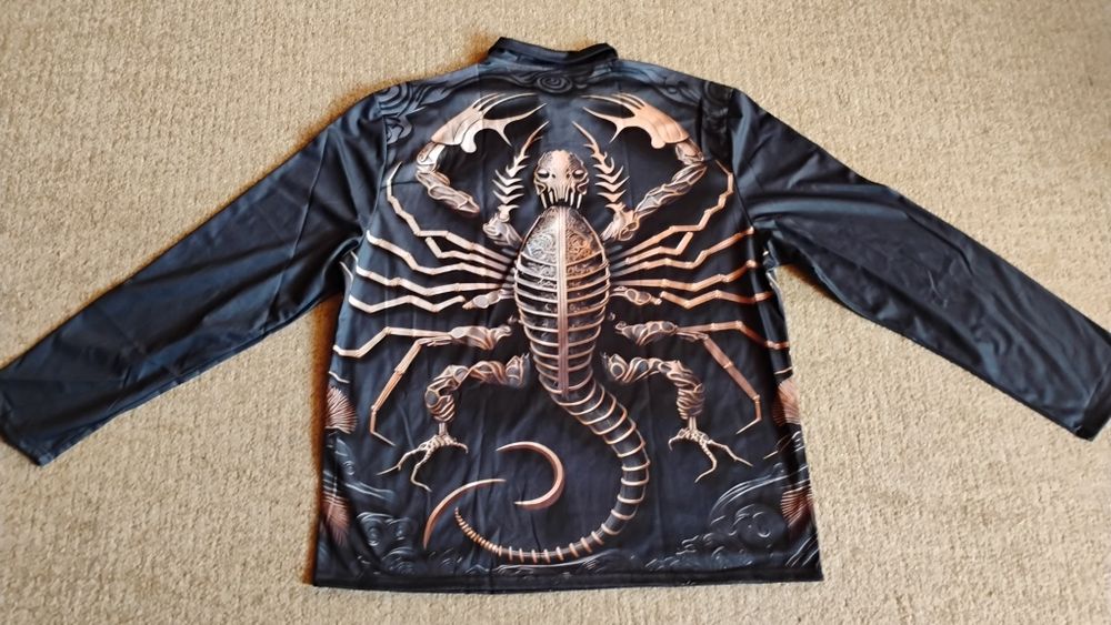 Tricou craniu și scorpion